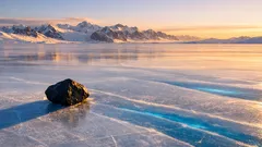 Por qué el hielo azul se ve así y qué revela sobre glaciares y meteoritos