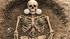 Hallan tumba vikinga del siglo IX con dos conchas junto a la boca de una mujer