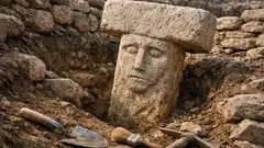 Karahantepe revela un pilar con rostro humano de hace 12 mil años y sorprende a la arqueología