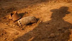 Hallan tumba de 4,500 años con protector de muñeca y flechas de la Edad del Cobre