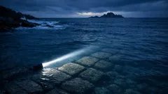 Descubren 11 estructuras de piedra bajo el mar con casi 7,900 años de antigüedad