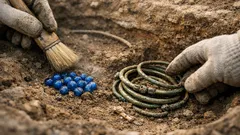 Hallan a una mujer y una niña de 2,400 años en una postura que desconcierta a arqueólogos